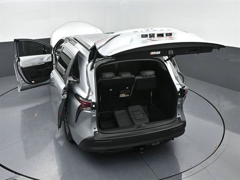 Used 2025 Toyota Sienna XLE FWD image 51