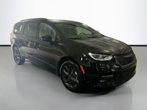 New 2026 Chrysler Pacifica Limited w/ S Appearance Package image 3