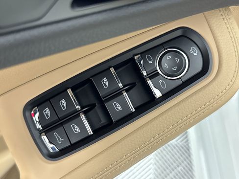 Certified 2025 Porsche Macan image 13