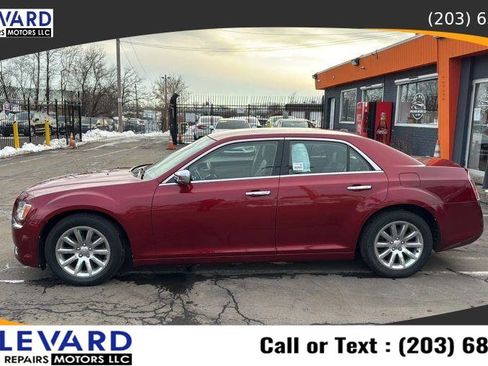 Used 2014 Chrysler 300 C image 4