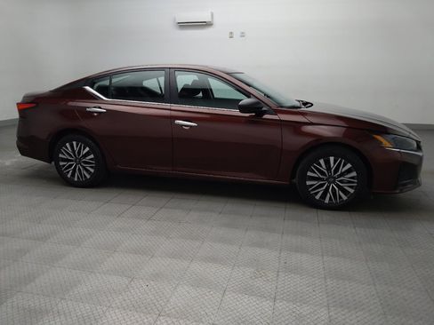 Used 2025 Nissan Altima 2.5 SV FWD image 11