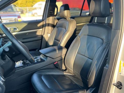 Used 2018 Ford Explorer XLT w/ Equipment Group 202A image 6