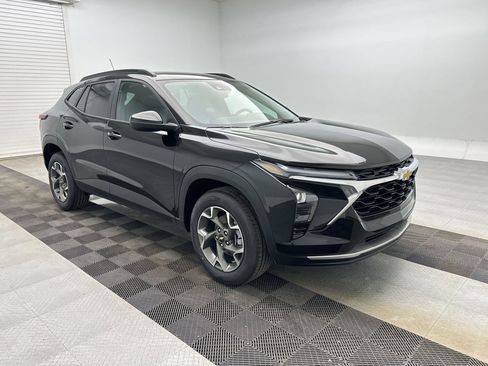 New 2026 Chevrolet Trax LT w/ Sunroof Package FWD image 7