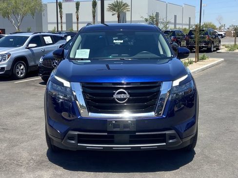 Used 2025 Nissan Pathfinder SV FWD image 3