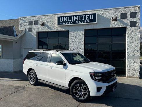 Used 2025 Ford Expedition Active AWD/4WD image 3