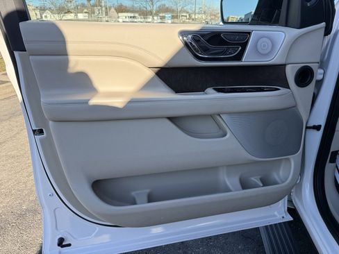 Used 2019 Lincoln Navigator Reserve image 16