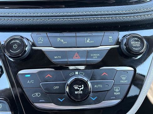 Used 2024 Chrysler Pacifica Limited FWD image 22