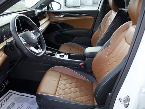 Used 2025 Volkswagen Tiguan SEL R-Line image 10