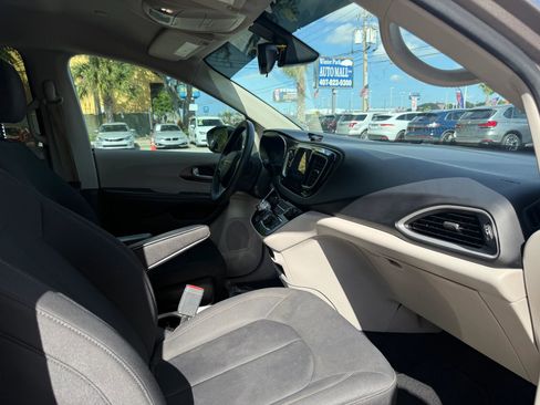 Used 2017 Chrysler Pacifica Touring image 19