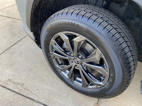 Used 2022 Toyota RAV4 XLE Premium image 25