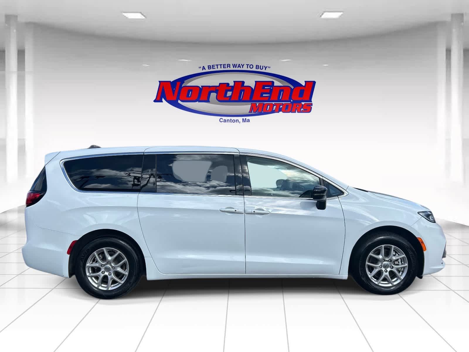 Used 2024 Chrysler Pacifica Touring-L FWD image 2