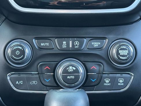 Used 2020 Jeep Cherokee Limited image 25