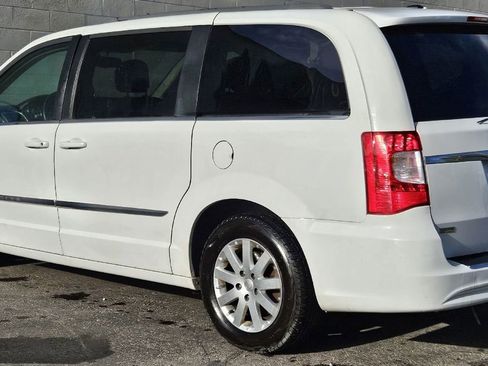 Used 2016 Chrysler Town & Country Touring image 3