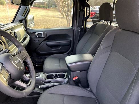 Used 2023 Jeep Gladiator Sport image 11