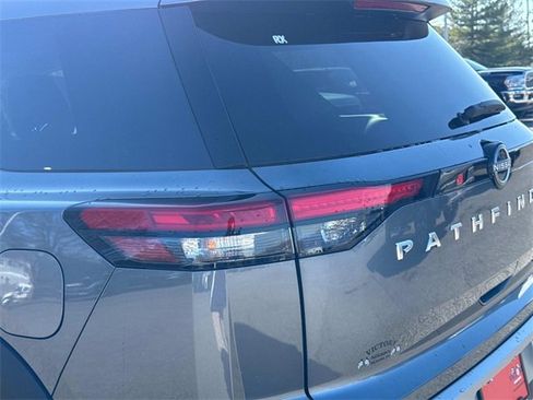 New 2025 Nissan Pathfinder SL image 12