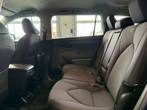 Used 2020 Toyota Highlander LE image 25