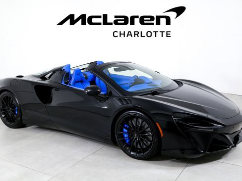 Used 2025 McLaren Artura Spider image 2
