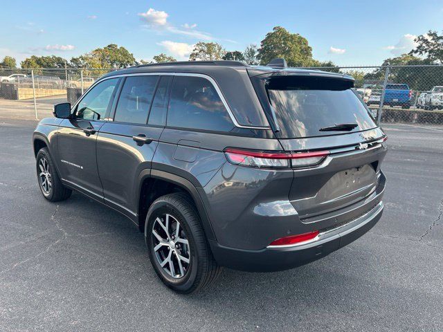 Used 2025 Jeep Grand Cherokee Limited RWD image 3