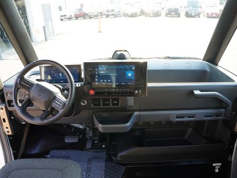 Used 2024 Chevrolet Brightdrop 400 w/ Commercial Equipment Package AWD/4WD image 17