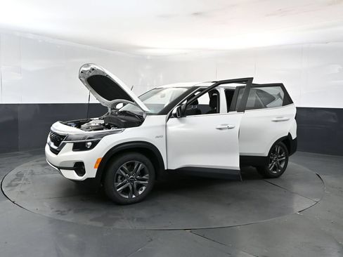 Used 2023 Kia Seltos S w/ Navigation Package AWD/4WD image 27