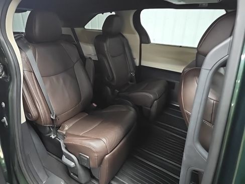 Used 2023 Toyota Sienna Platinum AWD/4WD image 19