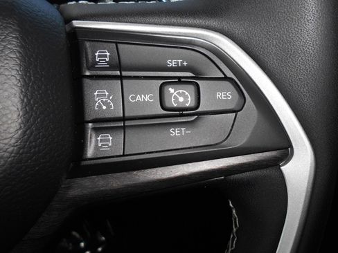 Certified 2023 Jeep Grand Cherokee Limited AWD/4WD image 23