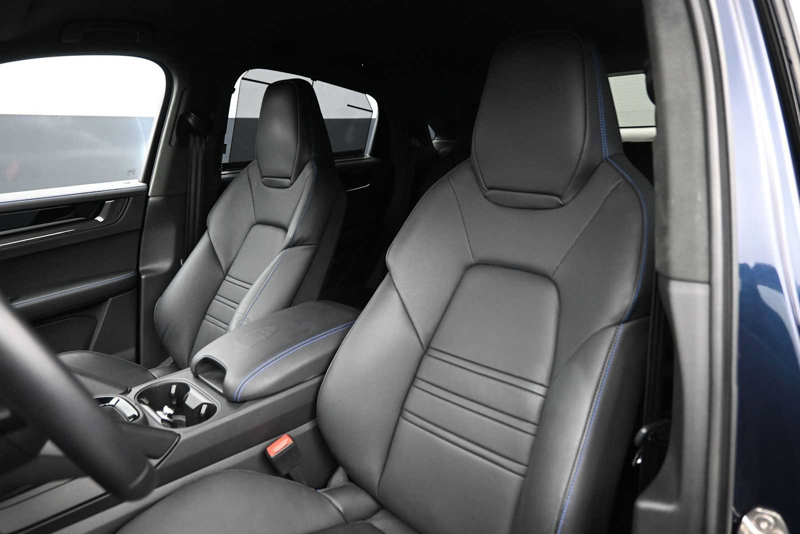 Certified 2024 Porsche Cayenne Turbo GT AWD/4WD image 5