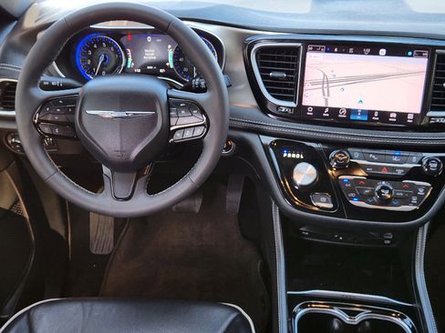 Used 2023 Chrysler Pacifica Limited w/ Uconnect Theater Family Group image 28