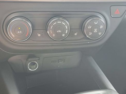 Used 2025 Chevrolet Trax RS w/ Driver Confidence Package FWD image 29