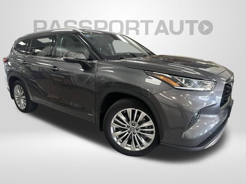 Used 2024 Toyota Highlander Platinum AWD/4WD image 4