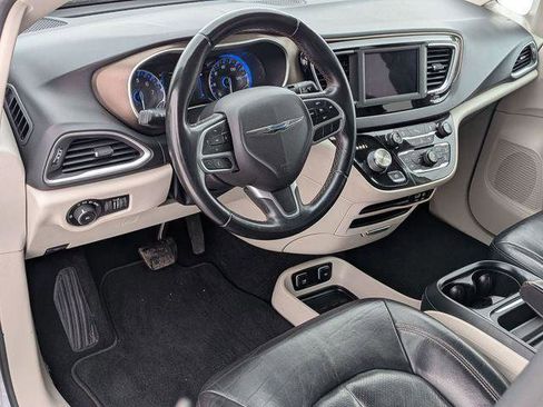 Certified 2018 Chrysler Pacifica Touring-L image 10