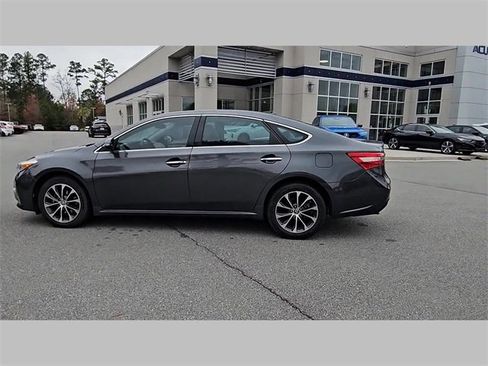 Used 2018 Toyota Avalon XLE image 19