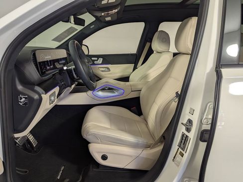 Used 2025 Mercedes-Benz GLS 450 4MATIC image 4