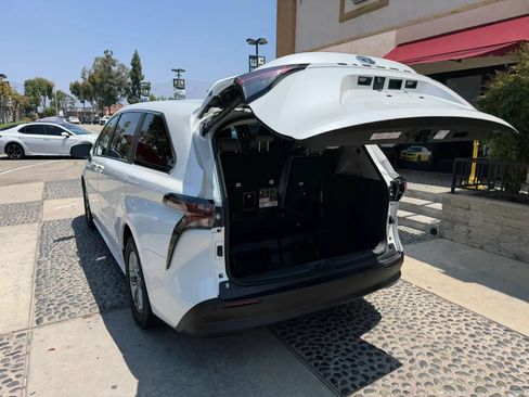Used 2023 Toyota Sienna XLE FWD image 18