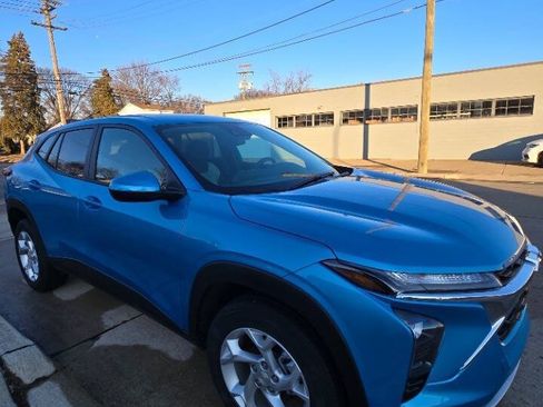 Used 2025 Chevrolet Trax LS w/ LS Convenience Package FWD image 11