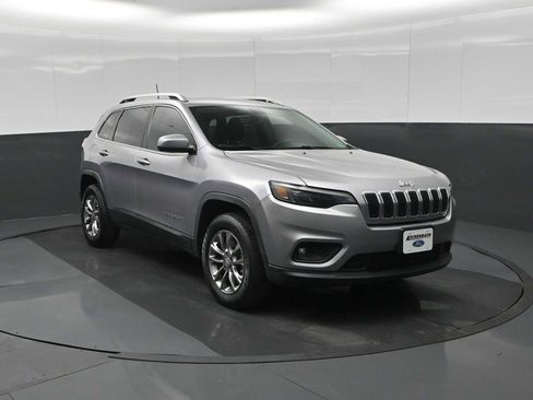 Used 2019 Jeep Cherokee Latitude Plus w/ Comfort/Convenience Group image 2