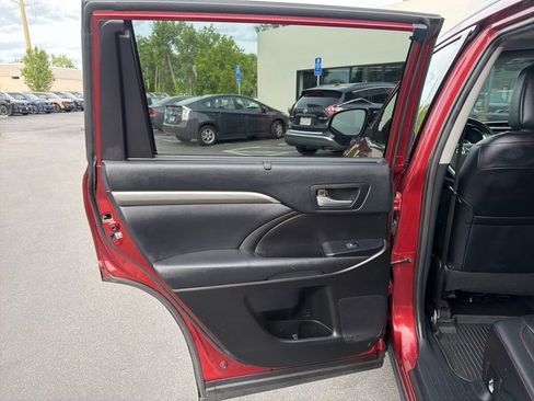 Used 2019 Toyota Highlander SE AWD/4WD image 18