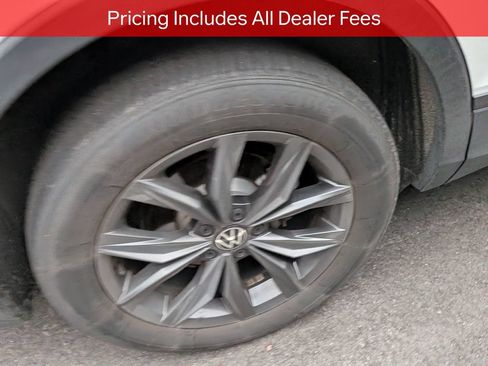 Used 2022 Volkswagen Tiguan SE w/ Panoramic Sunroof Package FWD image 8