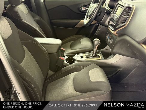 Used 2017 Jeep Cherokee Sport FWD image 39