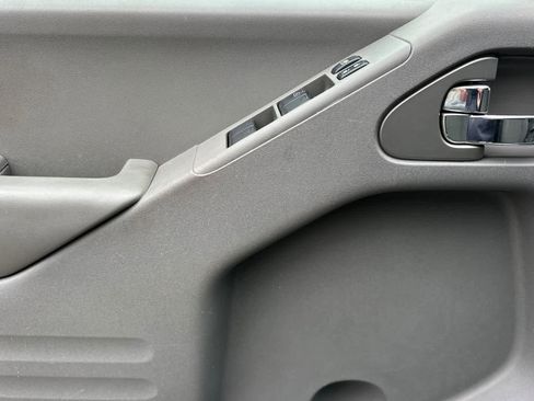Used 2018 Nissan Frontier SV image 12
