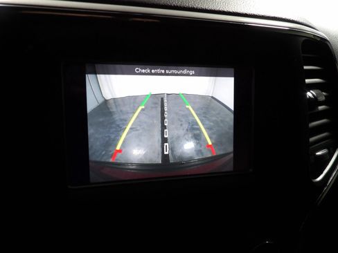 Used 2020 Jeep Grand Cherokee Laredo AWD/4WD image 19