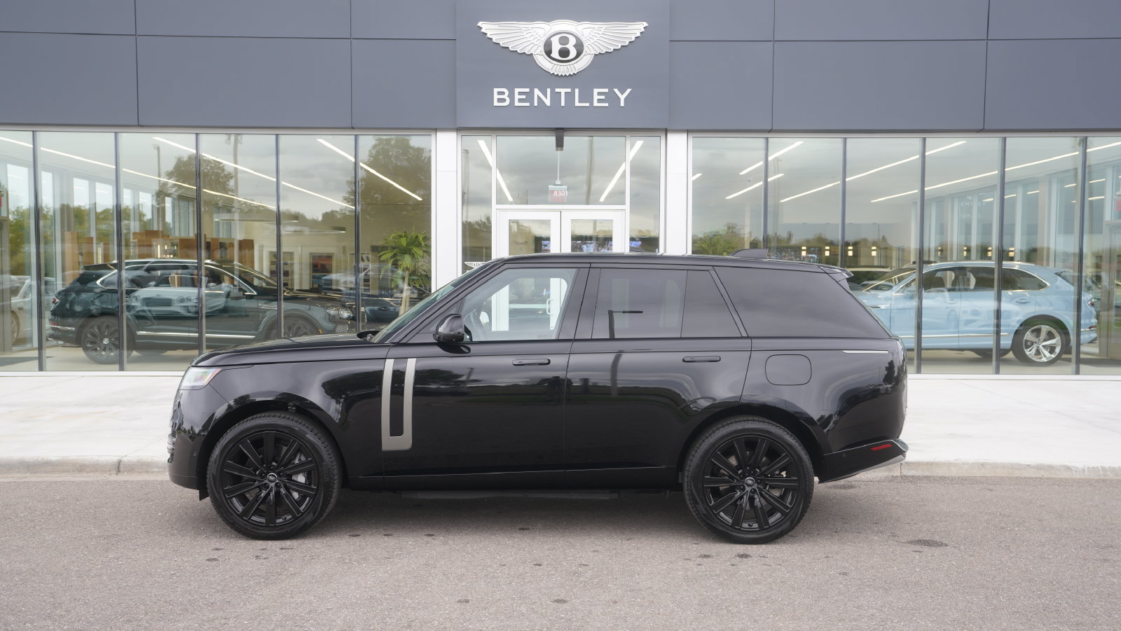 Used 2025 Land Rover Range Rover SE AWD/4WD image 5