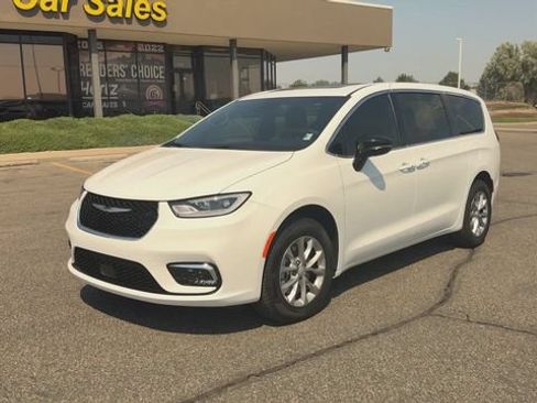 Used 2026 Chrysler Pacifica Limited AWD/4WD image 4
