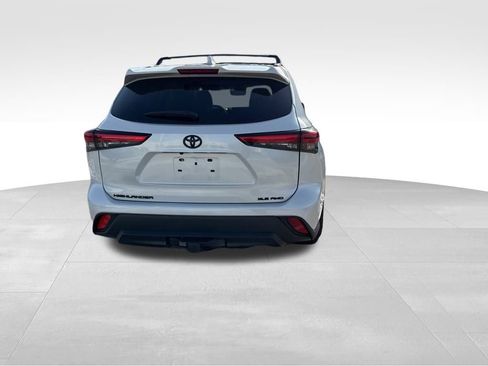 Used 2022 Toyota Highlander XLE image 6