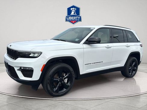 Used 2023 Jeep Grand Cherokee Limited w/ Black Appearance Package AWD/4WD image 4