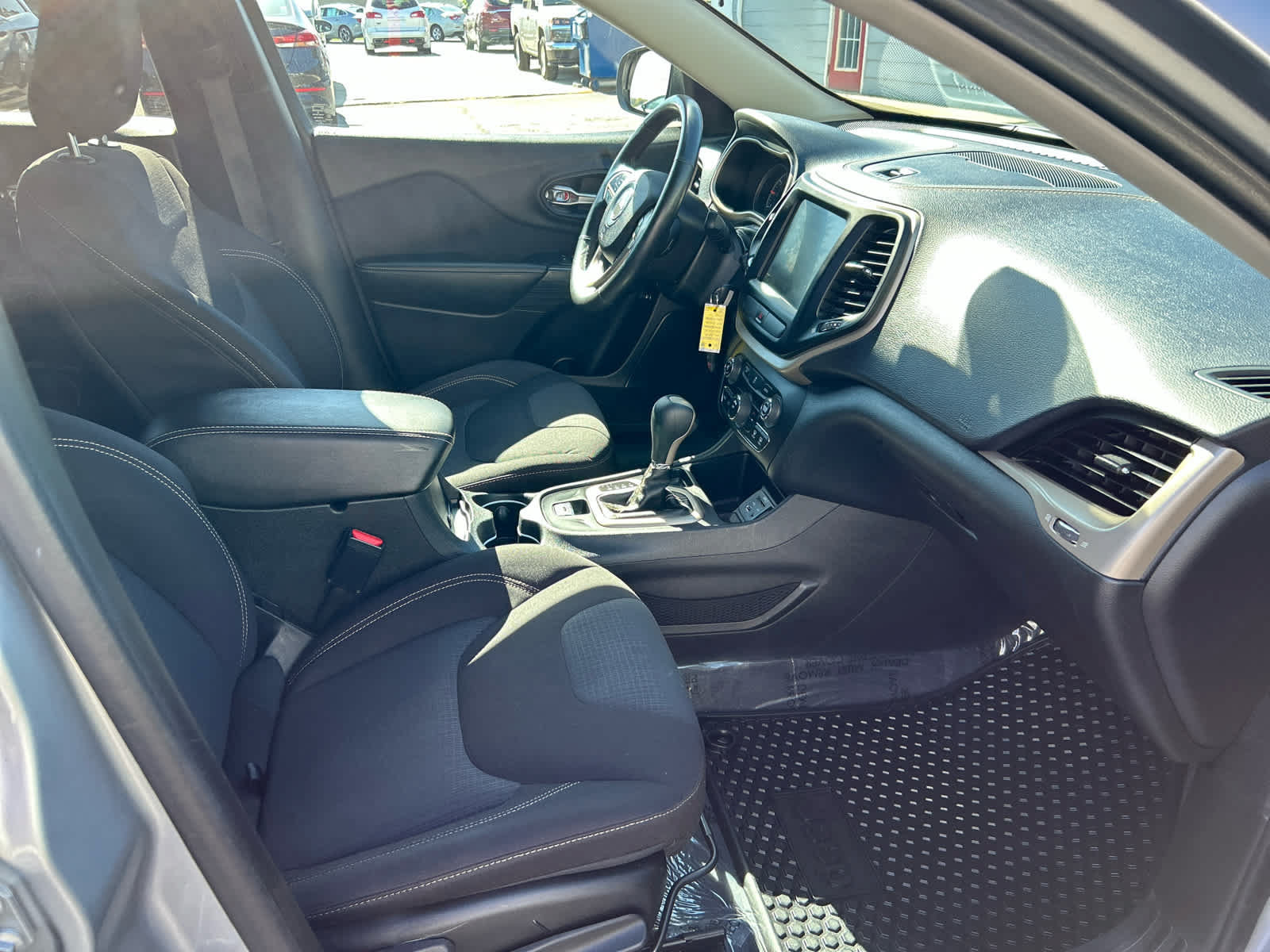 Used 2015 Jeep Cherokee Latitude w/ Cold Weather Group FWD image 23