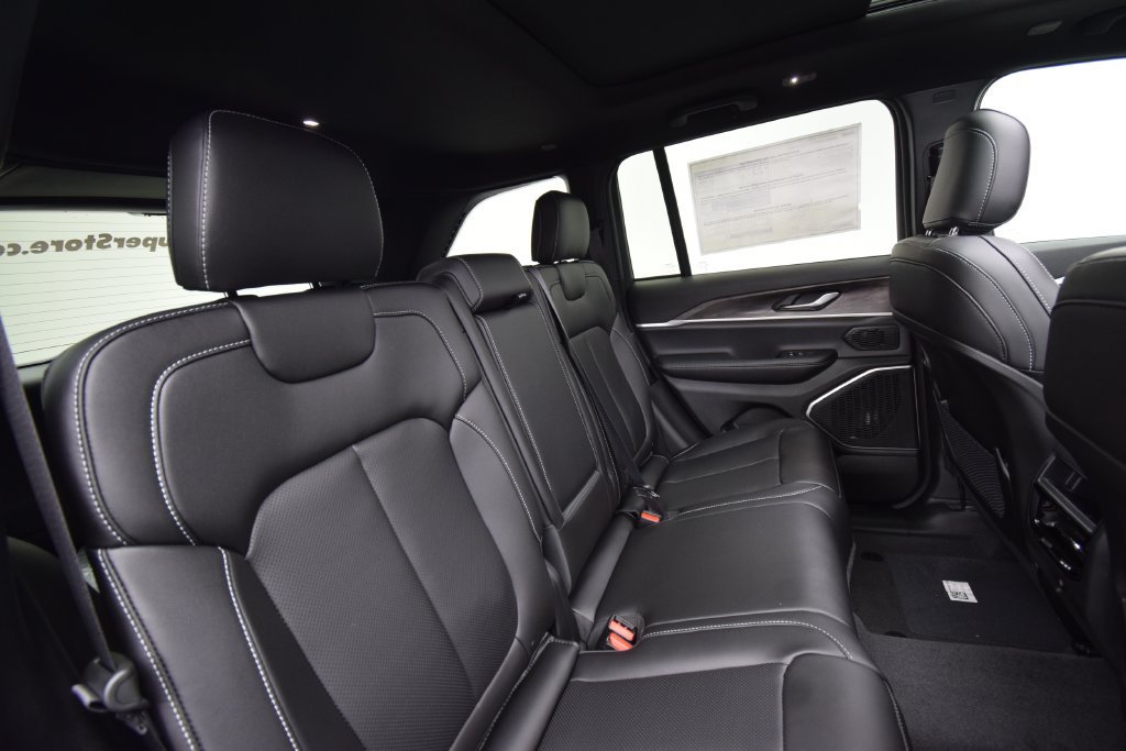 New 2026 Jeep Grand Cherokee Limited w/ Luxury Tech Group II AWD/4WD image 21