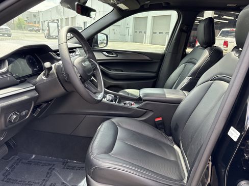 Certified 2025 Jeep Grand Cherokee Laredo X w/ Luxury Tech Group I RWD image 18