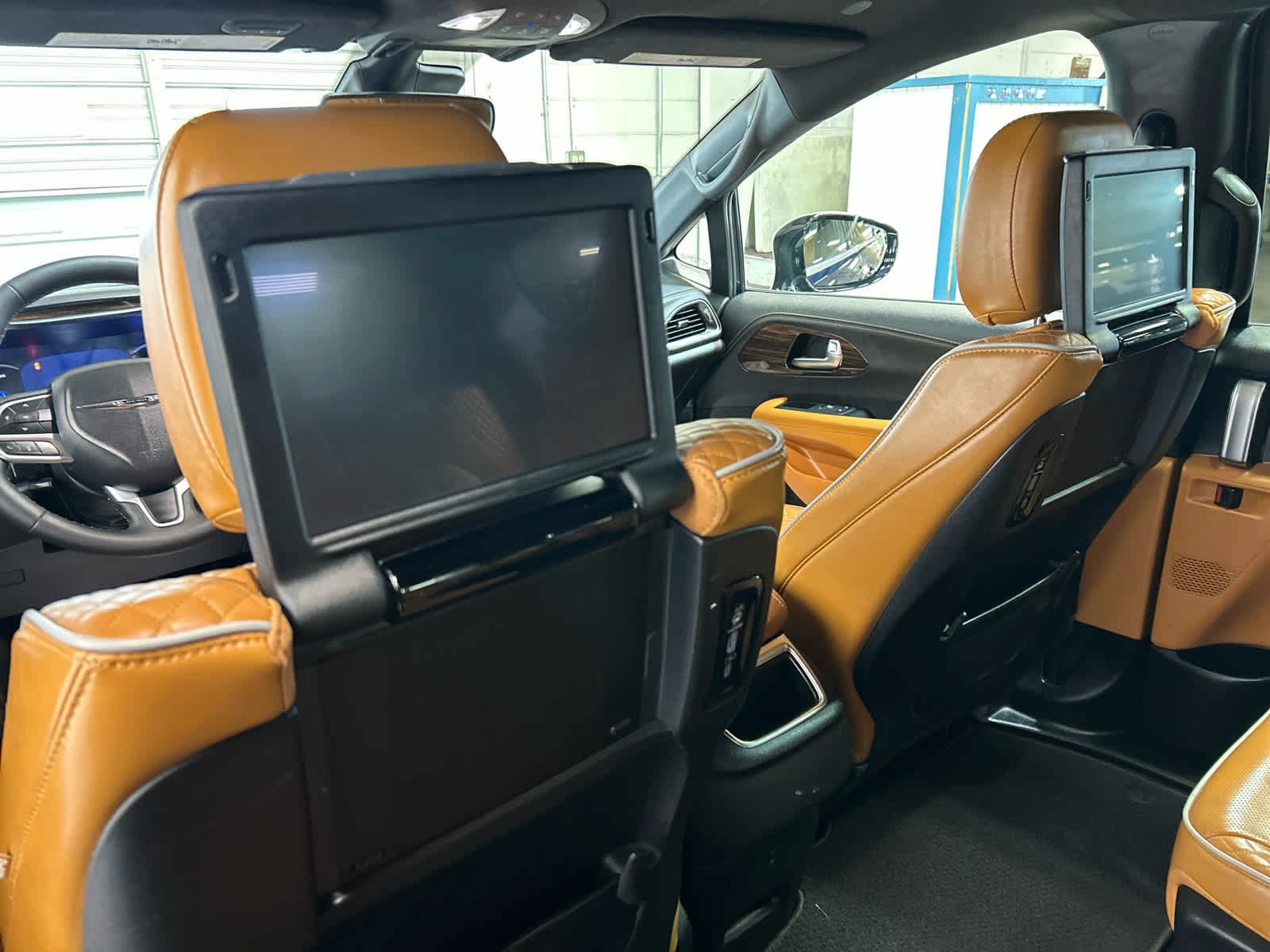 Used 2023 Chrysler Pacifica Pinnacle FWD image 10