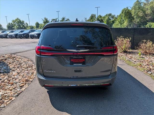 Used 2022 Chrysler Pacifica Touring-L w/ Uconnect Theater Family Group FWD image 4